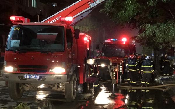 Nhân chứng vụ cháy cửa hàng bỉm ở Hà Nội kể lại cảnh tượng kinh hoàng trong đêm: "Mọi người hô hoán bỏ chạy, tôi chỉ kịp đưa mẹ già ra khỏi nhà"