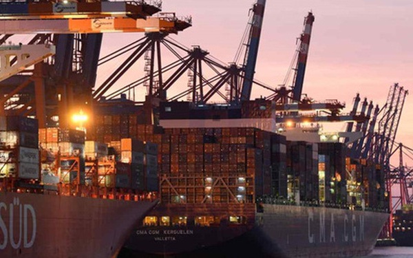 Sau kênh Suez, đến lượt các cảng cửa ngõ châu Âu tắc nghẽn