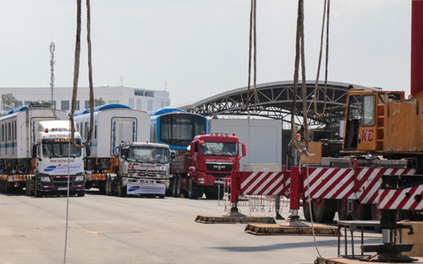 TP.HCM: Toàn cảnh lắp ráp đoàn tàu Metro số 1 nặng 37 tấn vào đường ray, sẵn sàng chạy thử