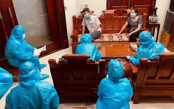 Cơ quan chức năng làm việc với vợ chồng ông H. Ảnh: Gia đình&Xã hội Cơ quan chức năng làm việc với vợ chồng ông H. Ảnh: Gia đình&Xã hội
