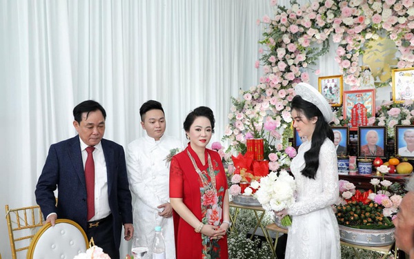 Giá»¯a Lum Xum Vá»›i Showbiz Viá»‡t Vá»£ Chá»