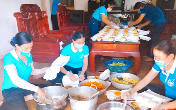 Cả trăm phụ nữ đi chợ, nấu cơm giúp các gia đình trong khu dân cư đang cách ly vì Covid-19