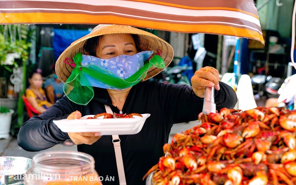 Mâm ba khía Cà Mau hấp giúp bà chủ mỗi tháng kiếm "nhẹ nhàng" 400 triệu dù trong mùa dịch, cả Sài Gòn tìm "đỏ con mắt" cũng khó có mâm thứ hai