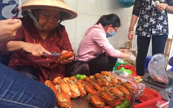 Mâm cua hấp lề đường của dì Ba lại gây kinh ngạc khi đạt ngưỡng 1 triệu/kg, cao hơn cả sạp cua mới lên Shark Tank đang nổi khắp Sài Gòn!?