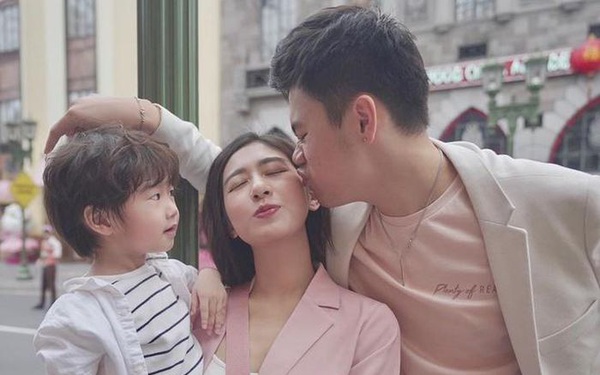 Cuộc sống "có tất cả" của bố mẹ Xoài ở tuổi 26: Cơ ngơi rộng thênh thang "vạn người mê", mới sắm xe Porsche 4 tỷ đồng, sở hữu 4 cửa hàng kinh doanh - Vimarsana News
