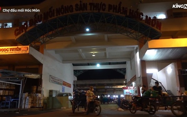 Chợ đầu mối Hóc Môn tạm dừng mua bán trực tiếp sau khi phát hiện 19 F0, tiểu thương ùn ùn đẩy hàng ra ngoài trước giờ đóng cửa - Vimarsana News