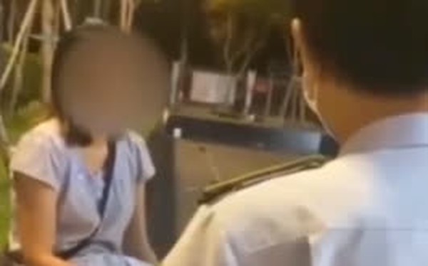 Người phụ nữ ngồi trong công viên thêu vá không đeo khẩu trang còn cãi cùn: "Tôi ở trái đất, tôi thích hít khí trời" - Vimarsana News
