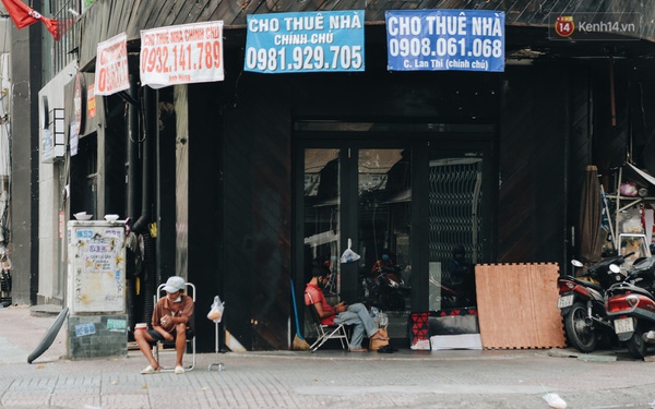 Mặt bằng nhà phố trung tâm Sài Gòn “kiệt sức” vì Covid-19: Chi chít bảng cho thuê nhưng chẳng ai ngó ngàng