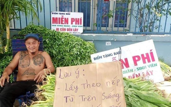 "Anh xăm trổ" bá.n rau với content cưng xỉu: "Không phải vì dịch nên bán rẻ, 8 năm qua anh vẫn miễn phí rau củ quả cho công nhân và sinh viên" - Vimarsana News