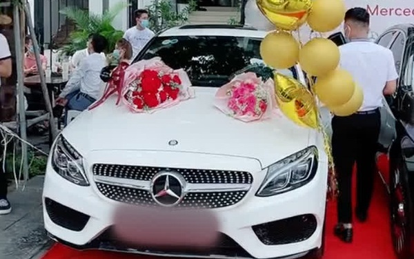 Nam thanh niên “20 tuổi ra đời với 2 bàn tay trắng” tổ chức lễ nhận xe Mercedes tiền tỷ sau khi gia nhập hội “tài chính 4.0”