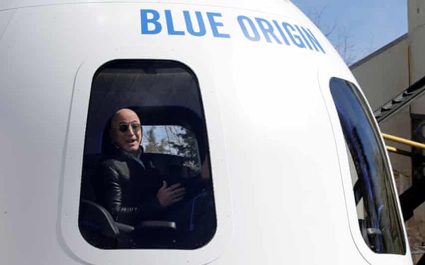 Tỷ phú Bezos khoe phi thuyền mình có cửa sổ to hơn của Richard Branson Tỷ phú Bezos khoe phi thuyền mình có cửa sổ to hơn của Richard Branson
