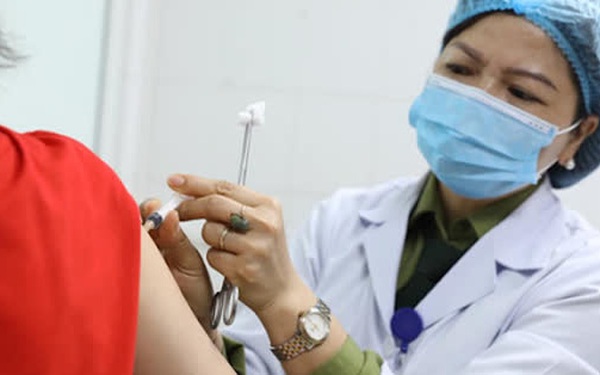 Bác sĩ Học viện Quân y tiêm vắc xin cho các tình nguyện viên. Bác sĩ Học viện Quân y tiêm vắc xin cho các tình nguyện viên.