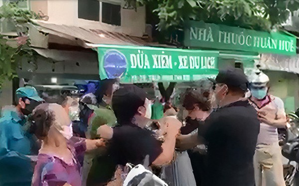 Cặp vợ chồng "hổ báo" gây rối chốt kiểm dịch chợ Yên Phụ, còn tự livestream cho thiên hạ cười chê - Vimarsana News