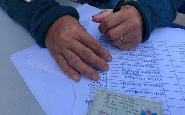 Đôi tay quanh năm bốc rác run rẩy ký tên nhận hỗ trợ của công nhân bị nợ lương - Vimarsana News