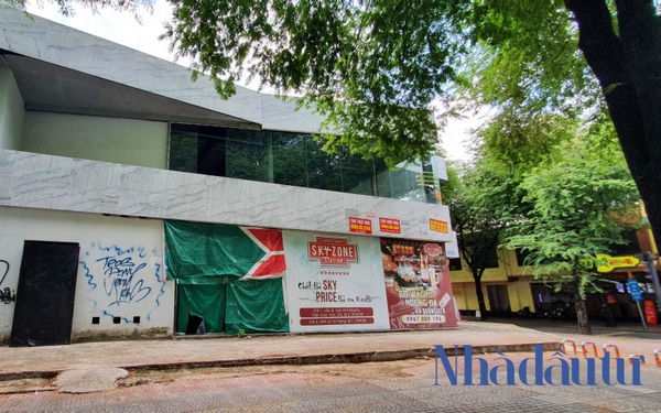 Ảnh hưởng của dịch COVID-19 khiến hàng loạt mặt bằng cho thuê tại TP.HCM lầm vào tình trạng "cửa đóng then cài" vì không có khách thuê. Ảnh: Lý Tuấn Ảnh hưởng của dịch COVID-19 khiến hàng loạt mặt bằng cho thuê tại TP.HCM lầm vào tình trạng "cửa đóng then cài" vì không có khách thuê. Ảnh: Lý Tuấn