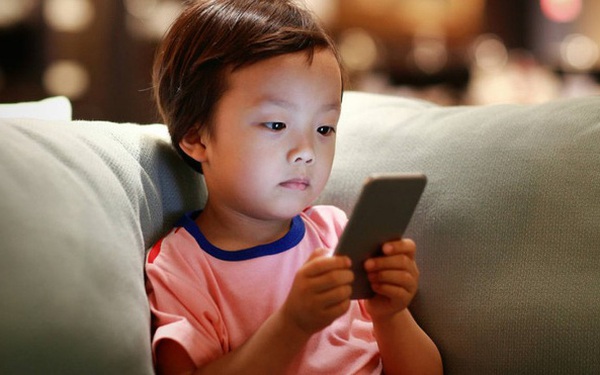 Muốn nuôi dạy con ‘thông minh, giỏi giang’, cha mẹ cần tránh 4 câu ra lệnh này khi thấy chúng thích ôm máy tính hay smartphone cả ngày