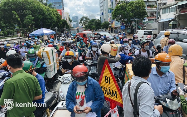 TP.HCM: Hàng trăm phương tiện ùn ứ kéo dài khi triển khai kiểm tra người dân ra đường bằng hình thức mới