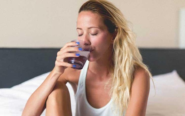 Không uống nước trước khi đi ngủ làm tăng nhiều nguy cơ sức khỏe: Ly nước cuối cùng trong ngày nên uống thế nào cho đúng?