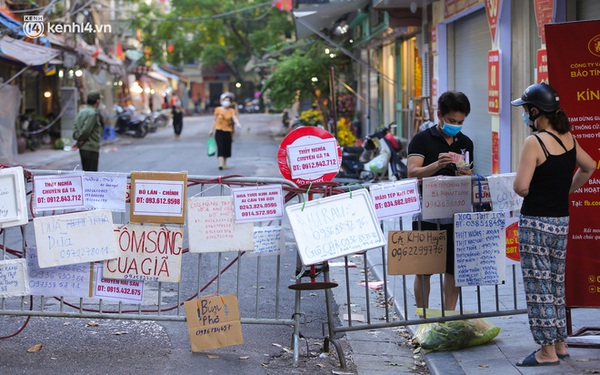 Ảnh: Biển quảng cáo treo kín hàng rào trong khu "chợ nhà giàu" tại Hà Nội, giãn cách xã hội nhưng "alo là có hàng"