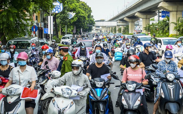 Tổ công tác đặc biệt kiểm tra người lưu thông trong nội đô Hà Nội, có điểm ùn ứ, xe máy quay đầu bỏ chạy