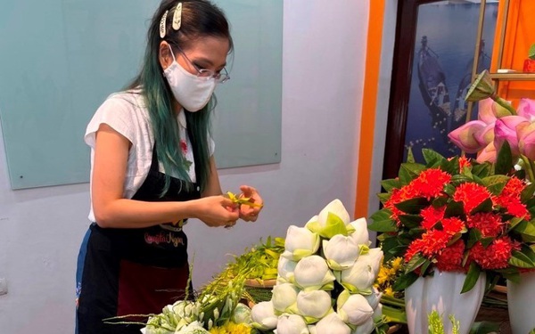 Sau thiệt hại gần trăm tỷ đồng, nữ giám đốc du lịch xoay sang bán mẹt hoa lễ. Sau thiệt hại gần trăm tỷ đồng, nữ giám đốc du lịch xoay sang bán mẹt hoa lễ.