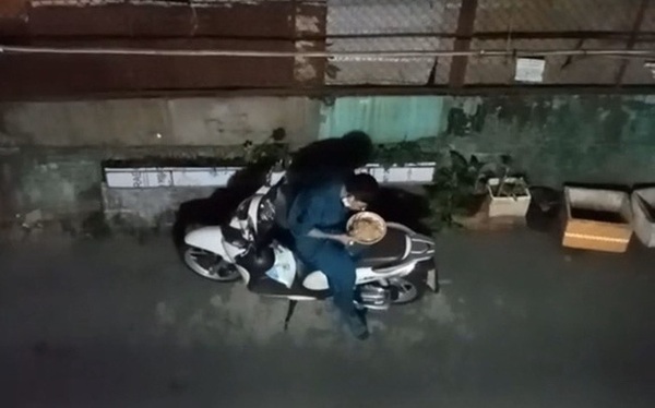 Xúc động hình ảnh chàng dân quân tự vệ tham gia chống dịch ghé về nhà xin mẹ bát mì, nhưng chỉ dám đứng ngoài đường ăn vội