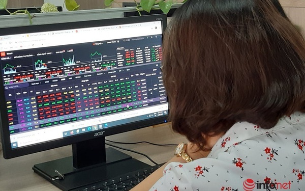 Chuyên gia cho rằng, chừng nào người dân còn phải ở nhà thì tiền đổ vào chứng khoán vẫn chưa giảm. Chuyên gia cho rằng, chừng nào người dân còn phải ở nhà thì tiền đổ vào chứng khoán vẫn chưa giảm.