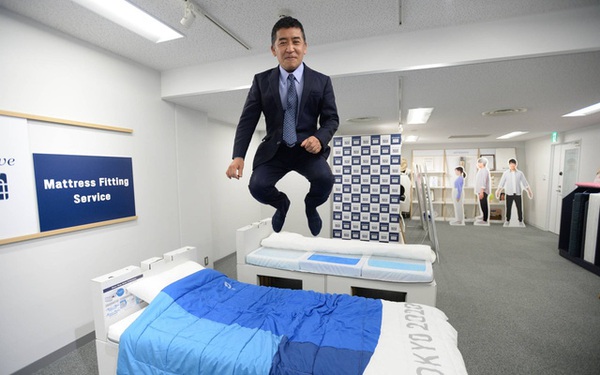 "Gường chống mây mưa" trở thành ngôi sao bất đắc dĩ tại Olympic Tokyo và cách hành xử của vị CEO người Nhật Bản khiến cả thế giới nể phục