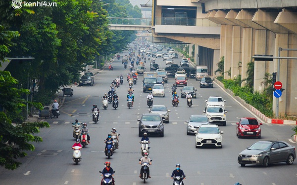 Xe cộ, đường phố Hà Nội: Không còn chuyện tắc đường nữa khi sử dụng chiếc xe của bạn trên đường phố Hà Nội. Hãy làm mới và thưởng thức không khí sôi động của thành phố bằng cách lái xe đi khắp các con phố huyền thoại.