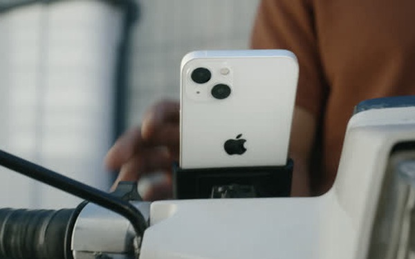  Hôm trước vừa khuyến cáo người dùng không nên gắn iPhone lên xe máy, hôm sau đã tung quảng cáo iPhone 13... được gắn lên xe máy