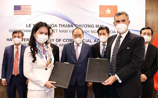 Bà Nguyễn Thị Thanh Bình, Phó Tổng Giám đốc T&T Group và ông John Wallington, Giám đốc Tài chính, Tập đoàn UPC Renewables (Hoa Kỳ) trao đổi MoU về phát triển năng lượng. Bà Nguyễn Thị Thanh Bình, Phó Tổng Giám đốc T&T Group và ông John Wallington, Giám đốc Tài chính, Tập đoàn UPC Renewables (Hoa Kỳ) trao đổi MoU về phát triển năng lượng.