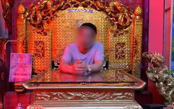 Người tự xưng "Ngọc hoàng đại đế trấn yểm Covid-19". Ảnh từ Youtube của người này. Người tự xưng "Ngọc hoàng đại đế trấn yểm Covid-19". Ảnh từ Youtube của người này.