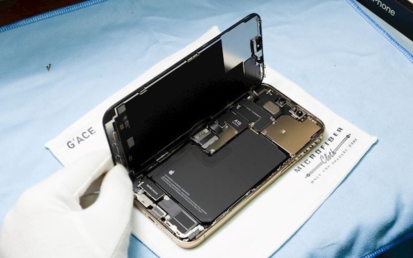 Hình ảnh "mổ bụng" chiếc iPhone 13 Pro Max đầu tiên tại Việt Nam, bên trong chiếc smartphone xịn xò này có gì?