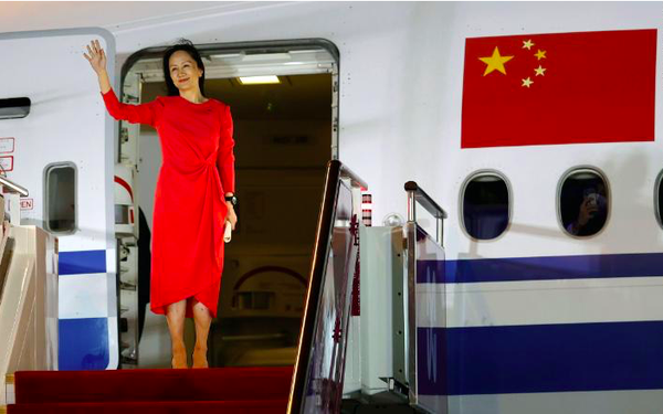 Bà Mạnh Vãn Châu khi đáp xuống sân bay Bảo An Thâm Quyến ngày 26/9. (Ảnh: CNN) Bà Mạnh Vãn Châu khi đáp xuống sân bay Bảo An Thâm Quyến ngày 26/9. (Ảnh: CNN)
