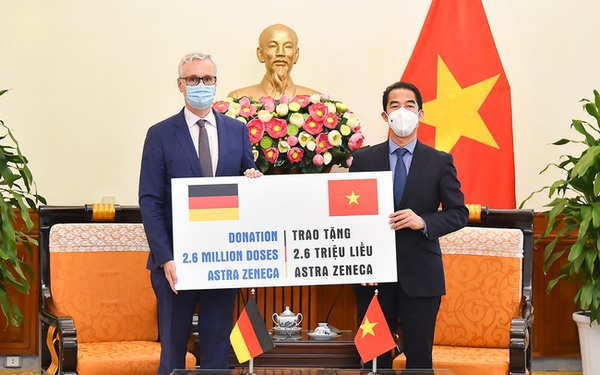 Thứ trưởng Bộ Ngoại giao Tô Anh Dũng nhận khoản hỗ trợ gồm 2,6 triệu liều vaccine ngừa COVID-19 từ Đại sứ Đức Guido Hildner - Ảnh: BNG. Thứ trưởng Bộ Ngoại giao Tô Anh Dũng nhận khoản hỗ trợ gồm 2,6 triệu liều vaccine ngừa COVID-19 từ Đại sứ Đức Guido Hildner - Ảnh: BNG.