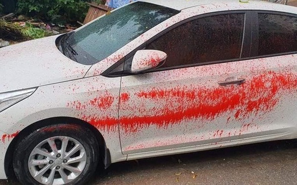 Một chiếc xe bị xịt sơn đỏ. (Ảnh: MB)