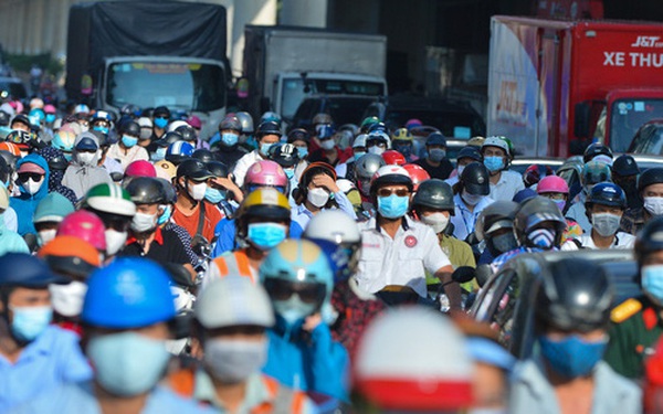 Ảnh: Ùn tắc tại chốt kiểm soát "vùng đỏ" ngày đầu đợt giãn cách lần thứ 4 tại Hà Nội