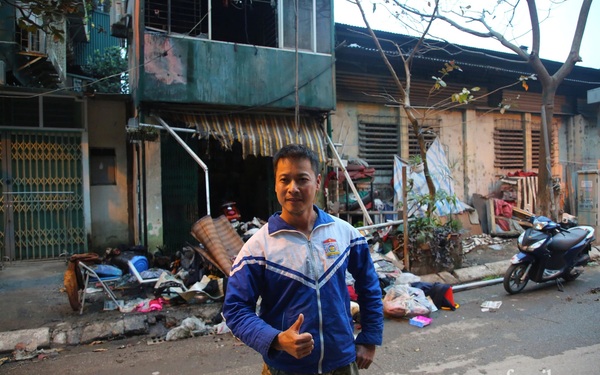 Đề xuất khen thưởng "người hùng" đạp bung cửa sắt cứu sống bé gái trong ngôi nhà cháy ở Hà Nội