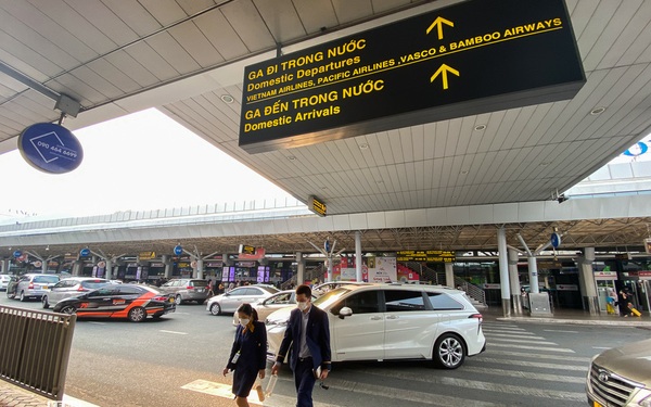 Ảnh, clip: Sân bay Tân Sơn Nhất nhộn nhịp người về quê đón Tết, hành khách rồng rắn xếp hàng dài check in