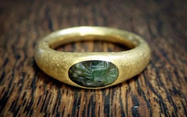  Phát hiện chiếc nhẫn La Mã 2000 năm tuổi chôn trong vườn nhà