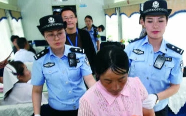 Gặp hai mẹ con về quê ăn Tết, nữ tiếp viên báo ngay cảnh sát khi nhận được 1 thứ từ bé gái