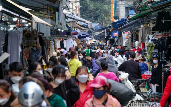 Chợ thời trang lớn nhất Hà Nội treo biển thanh lý "tụt nóc" để nghỉ Tết: Các kiểu váy áo đồng giá chỉ từ 80k hút khách nườm nượp