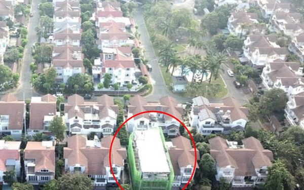 Xôn xao hình ảnh nhà đang xây của Thủy Tiên "một mình một kiểu" giữa khu biệt thự sang trọng?