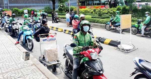 Khó mua xăng, tài xế xe công nghệ chọn lựa tắt app hoặc chạy cầm chừng - Ảnh: CÔNG TRUNG Khó mua xăng, tài xế xe công nghệ chọn lựa tắt app hoặc chạy cầm chừng - Ảnh: CÔNG TRUNG