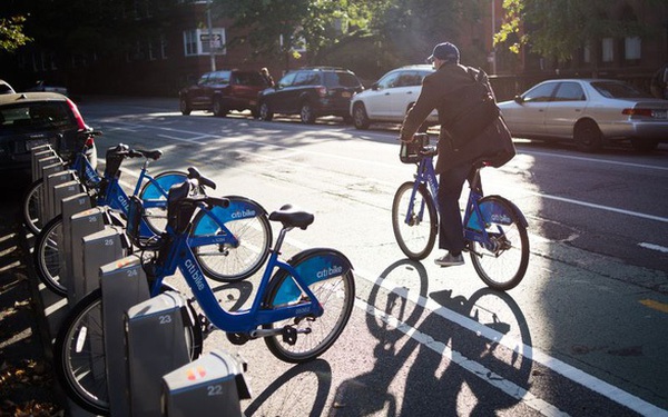 Việc phân bổ lại xe đạp tại các trạm để xe mang về cho người dùng hàng ngàn USD mỗi tháng - Ảnh: Bloomberg.