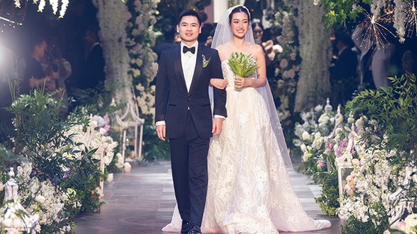 Đỗ Mỹ Linh tay trong tay cùng chồng doanh nhân vào lễ đường. Đỗ Vinh Quang ngọt ngào gọi vợ là "định mệnh" Đỗ Mỹ Linh tay trong tay cùng chồng doanh nhân vào lễ đường. Đỗ Vinh Quang ngọt ngào gọi vợ là "định mệnh"