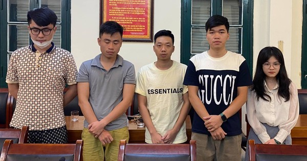Nguyễn Hồng Dương (giữa) cùng các đối tượng bị khởi tố. Nguyễn Hồng Dương (giữa) cùng các đối tượng bị khởi tố.