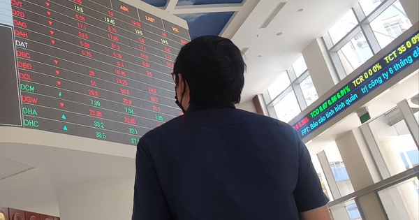 Trong vòng một năm nay giá cổ phiếu TNI đã bị giảm hơn 82%. Trong ảnh là nhà đầu tư đang theo dõi một phiên giao dịch chứng khoán - Ảnh: BÔNG MAI Trong vòng một năm nay giá cổ phiếu TNI đã bị giảm hơn 82%. Trong ảnh là nhà đầu tư đang theo dõi một phiên giao dịch chứng khoán - Ảnh: BÔNG MAI