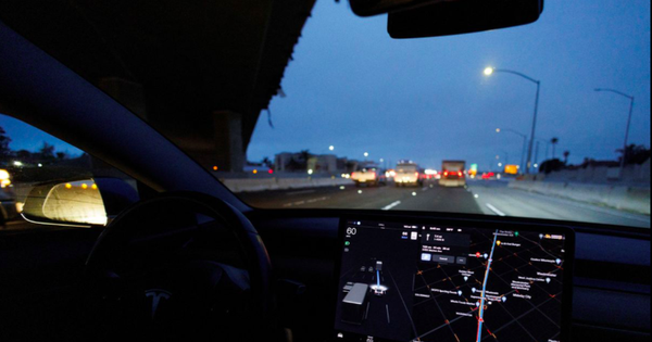 Hệ thống Autopilot của xe Tesla hỗ trợ điều khiển, nhưng người lái vẫn phải kiểm soát.
