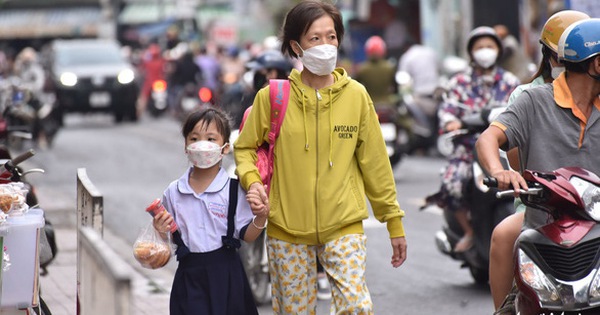 Phụ huynh Trường tiểu học Sông Lô, quận Phú Nhuận đưa con đi học - Ảnh: NGỌC PHƯỢNG Phụ huynh Trường tiểu học Sông Lô, quận Phú Nhuận đưa con đi học - Ảnh: NGỌC PHƯỢNG